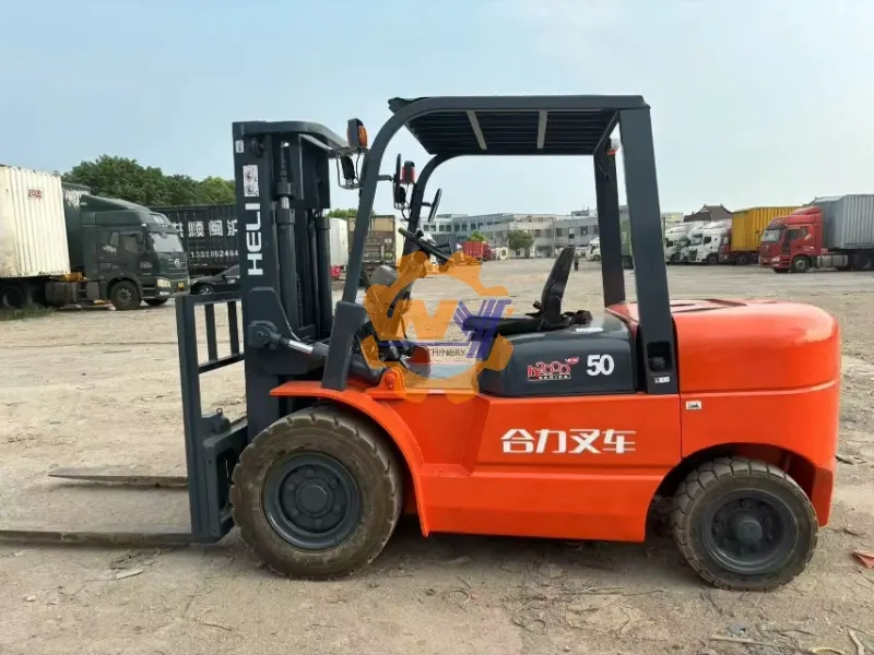 A customizable Heli CPCD50 5-ton diesel forklift in a warehouse setting.