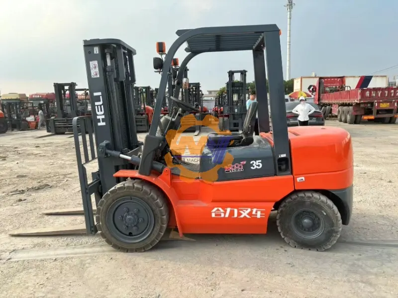 The versatile and reliable Heli CPCD35 3.5-ton diesel forklift, a mainstay for medium-duty material handling.
