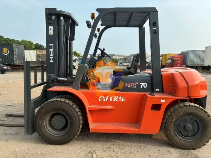 The robust Heli CPCD70 7-ton heavy-duty diesel forklift, engineered for maximum load capacity and reliability.
